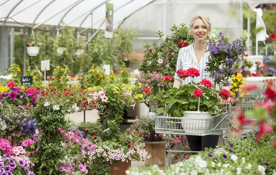 Gartencenter mit Frau