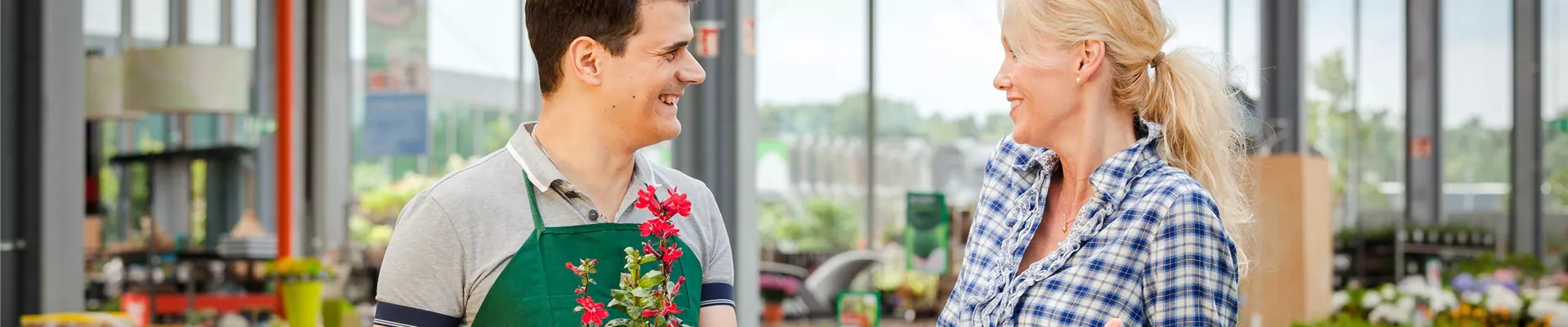 Verkäufer und Kundin im Gartencenter Verkäufer und Kundin im Gartencenter