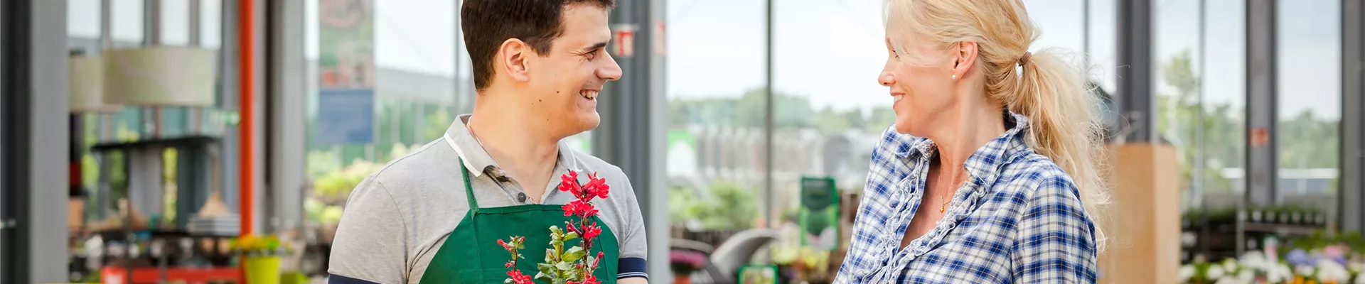Verkäufer und Kundin im Gartencenter Verkäufer und Kundin im Gartencenter