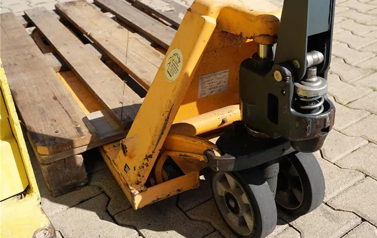 pallet-truck-PixaBay_Andreas Lischka.jpg