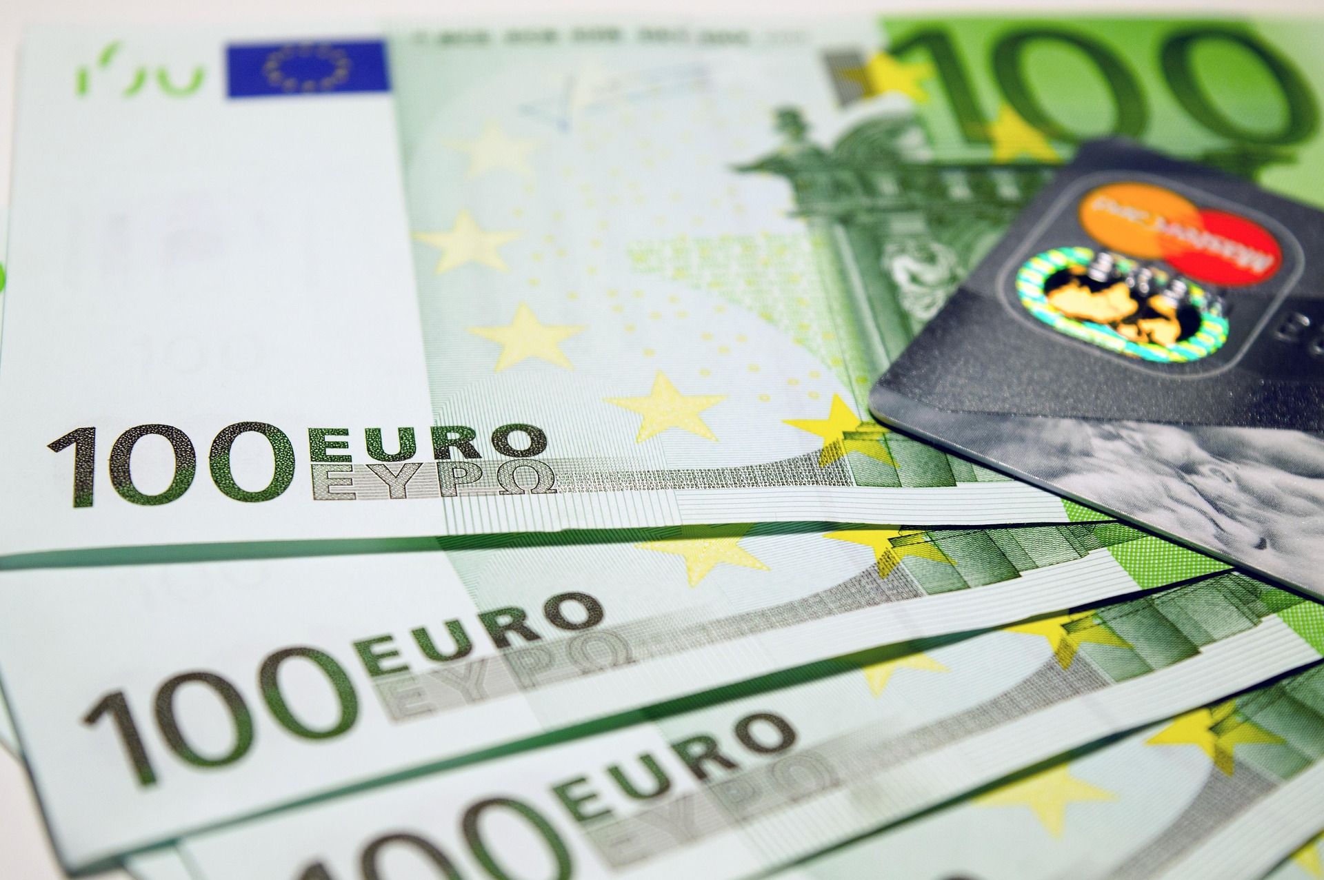 Euro_Geld_Kreditkarte_Bild von Alina Kuptsova auf Pixabay.jpg