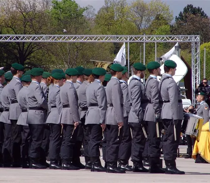 Bundeswehr_Verabschiedung_Bild von boo_ist_online auf Pixabay.jpg